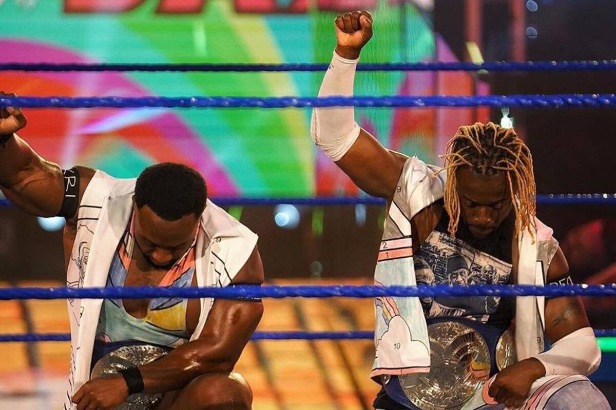 Noche memorable en la WWE, peleadores se arrodillan en forma de protesta