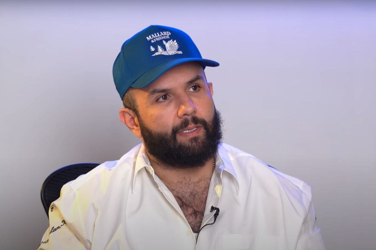 Carín León visita La Cotorrisa y revela su película favorita