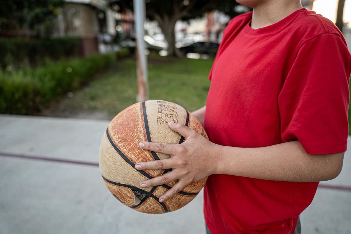 Familias se manifestaron para exigir el libre uso de la cancha en el parque Lomas Hipódromo, luego de que fueran retirados los aros de básquetbol y se aplicara un reglamento interno del comité vecinal. Foto: Border Zoom