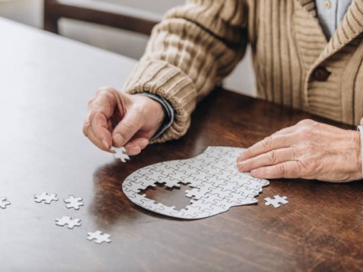 Son mujeres las que más padecen alzheimer