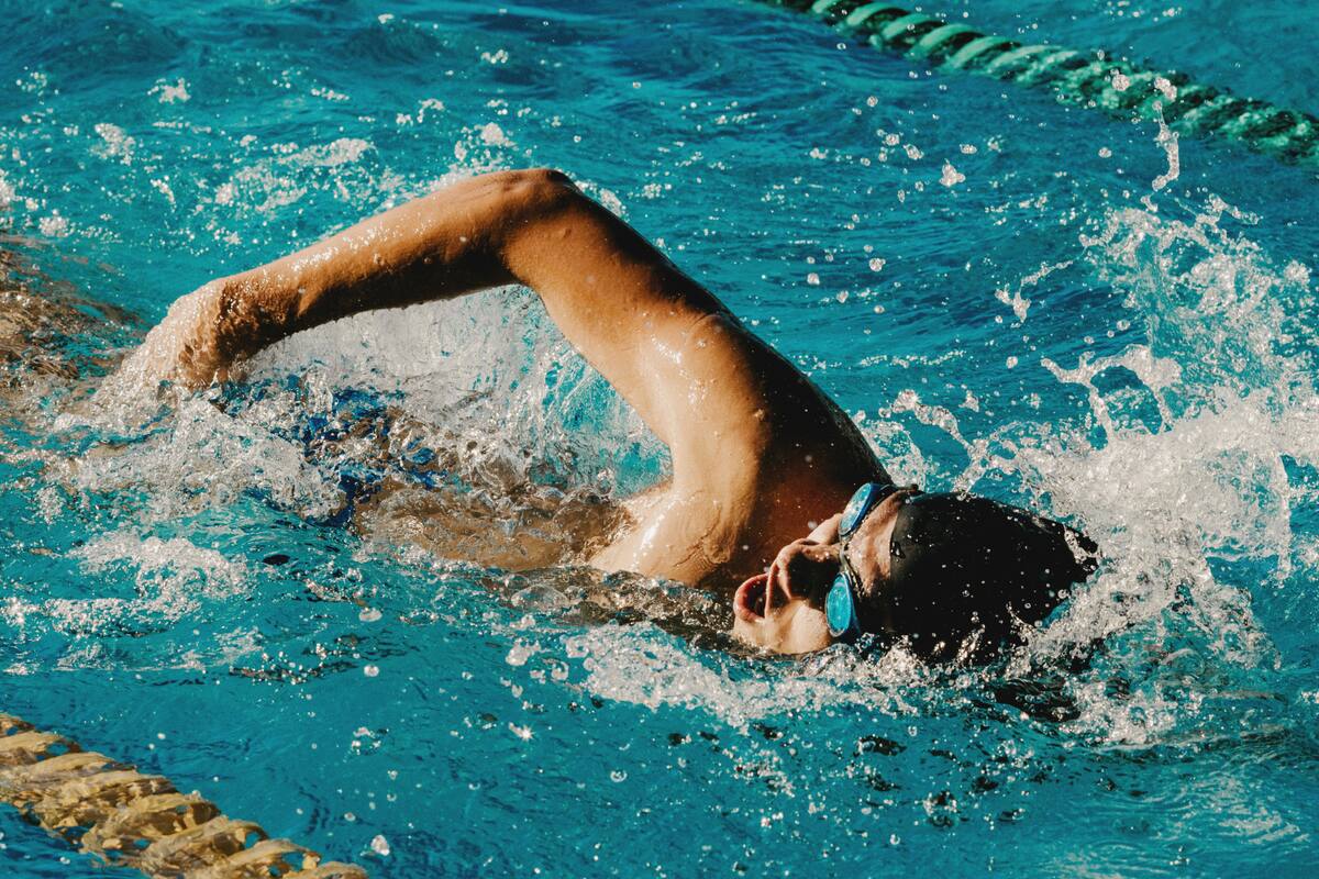 Por qué la natación podría ser el mejor ejercicio para tu salud, según los expertos