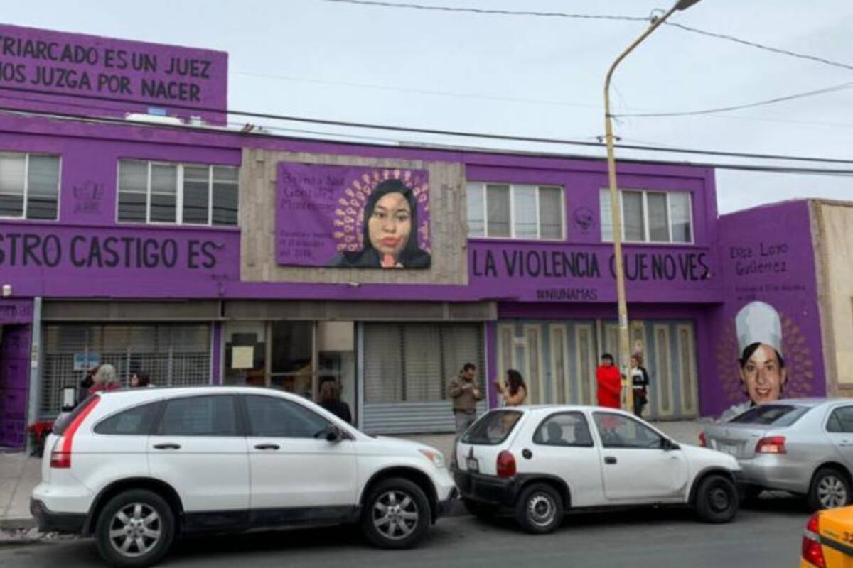 Activista pinta mural contra feminicidios en su casa; alcalde la multa