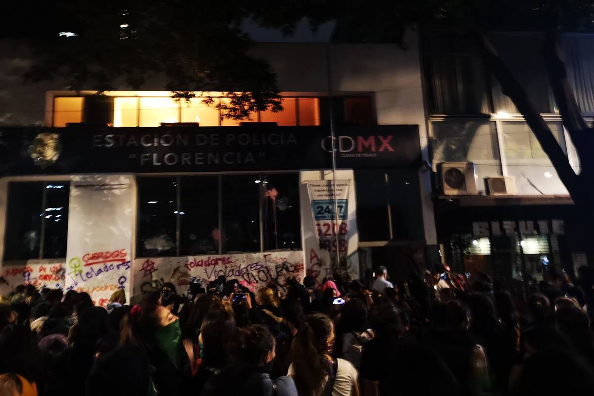 Incendian estación de policía durante manifestación
