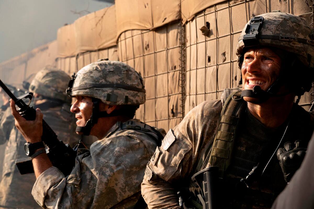 En esta imagen difundida por Screen Media, Scott Eastwood, a la derecha, en una escena de la película "The Outpost". (Screen Media vía AP)