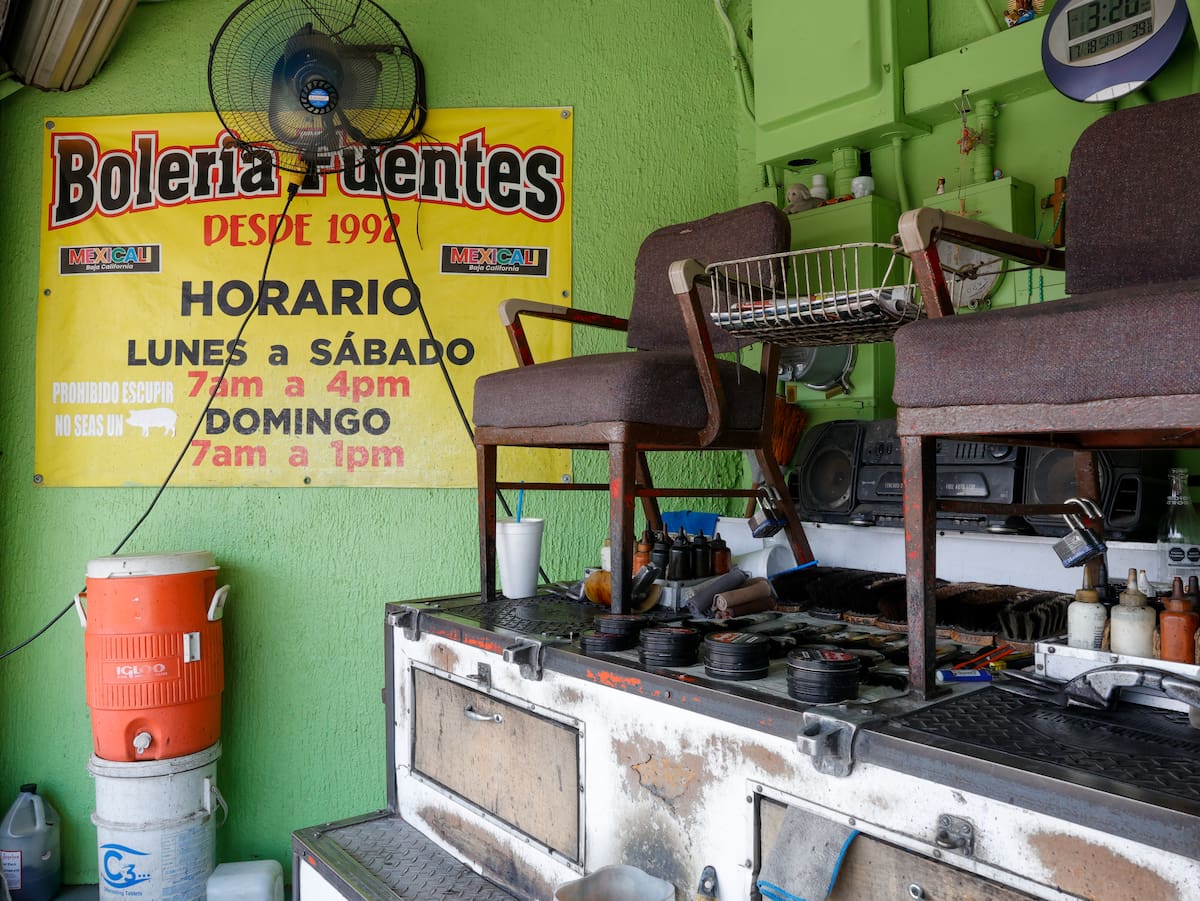 Desde 1992, Javier trabaja en el local que hoy ocupa en el primer cuadro de la ciudad.│Foto: Juan J. Morales
