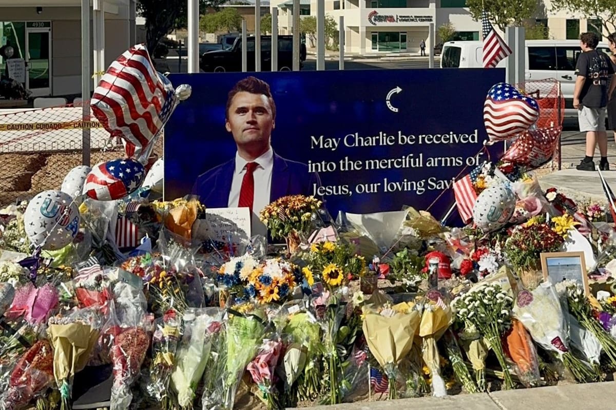 Memorial de Charlie Kirk es vandalizado en Phoenix: joven de 19 años fue arrestado