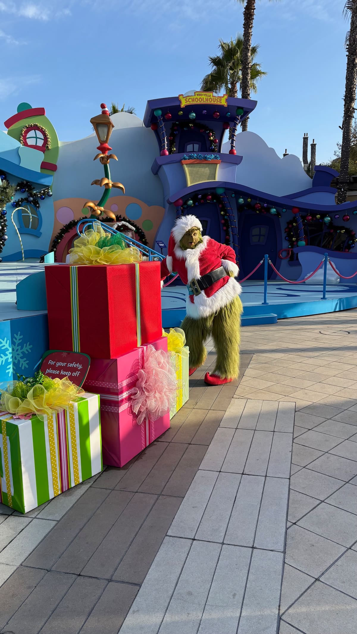 Los visitantes quedaran deslumbrados al entrar a Universal Plaza, artículos exclusivos, y con la presencia del Grinch. Foto: Ana Gomez