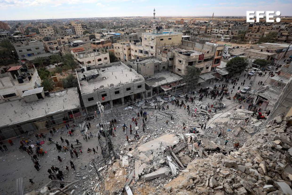 Rafah (-), 09/03/2024.- Ciudadanos palestinos inspeccionan un área atacada por Israel este sábado. EFE/EPA/HAITHAM IMAD
