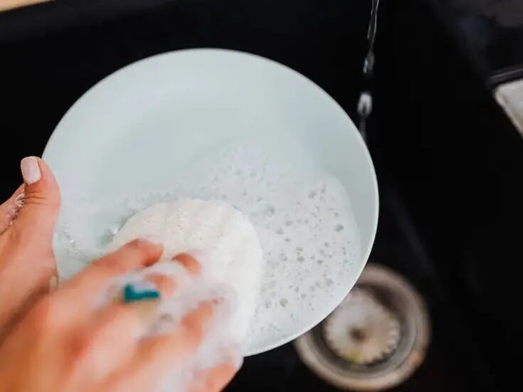 ¿Lavar los trastes con jabón y cloro? Experta advierte sobre los peligros y consecuencias