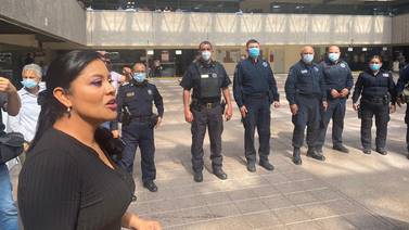 Montserrat Caballero respalda a policías municipales que cuidan Palacio Municipal