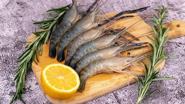 Se cree que agregar limón y chile al camarón y pescado crudo tiene una acción desinfectante: ¿es real?