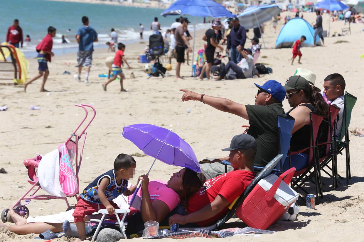 El aumento en las temperaturas “invitó” a los turistas a visitar Bahía de Kino. FOTO: JULIÁN ORTEGA