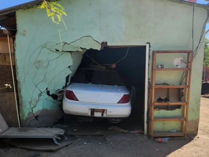 Impacta vehículo contra una vivienda en el Guadalupe Victoria