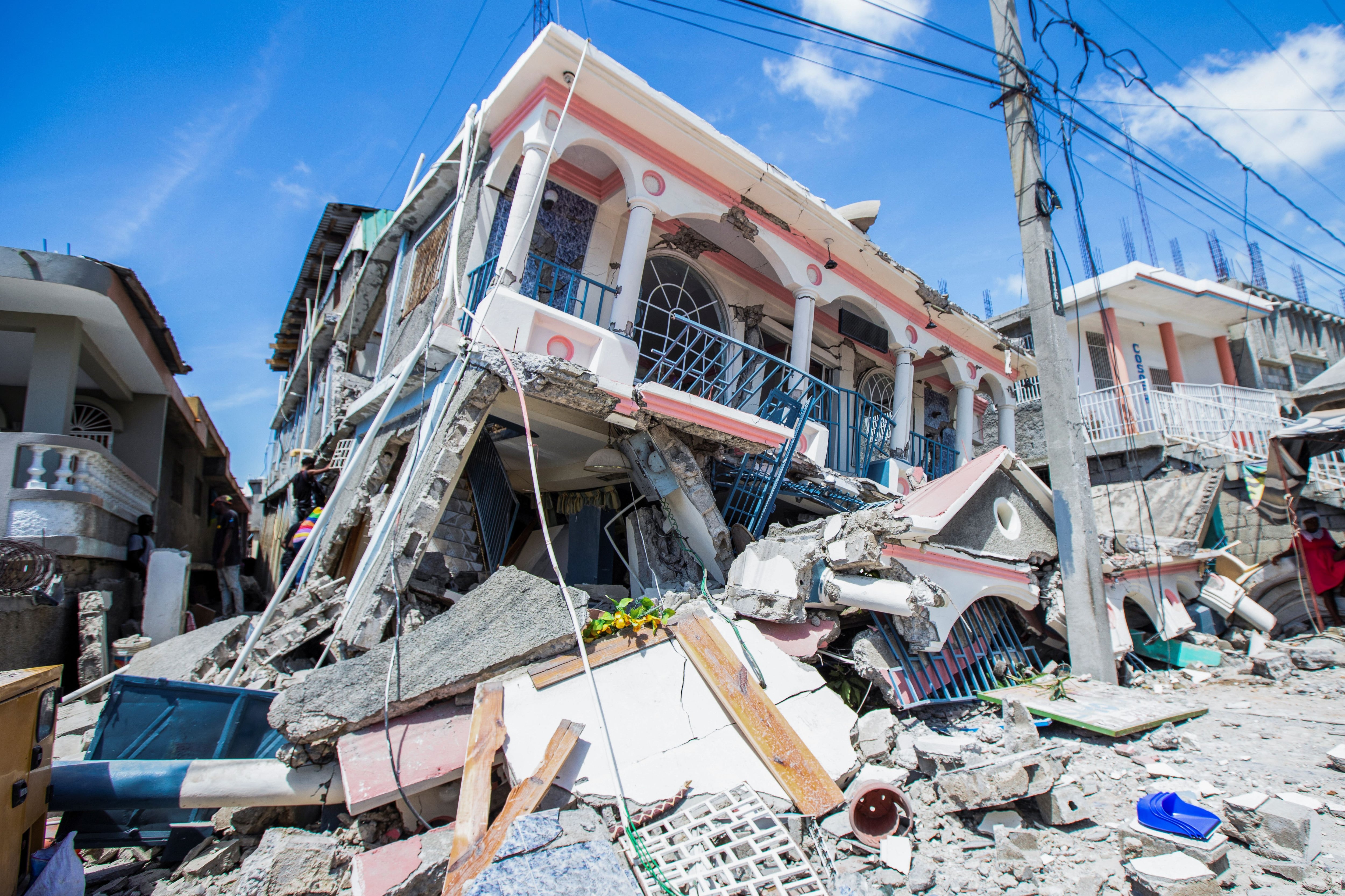 Un edificio destruido por el terremoto de 7,2 en Les Cayes, Haití. 14 agosto 2021. REUTERS/Ralph Tedy Erol