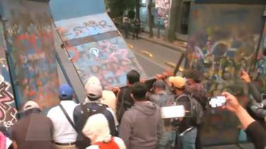VIDEO: Normalistas derriban vallas en CDMX