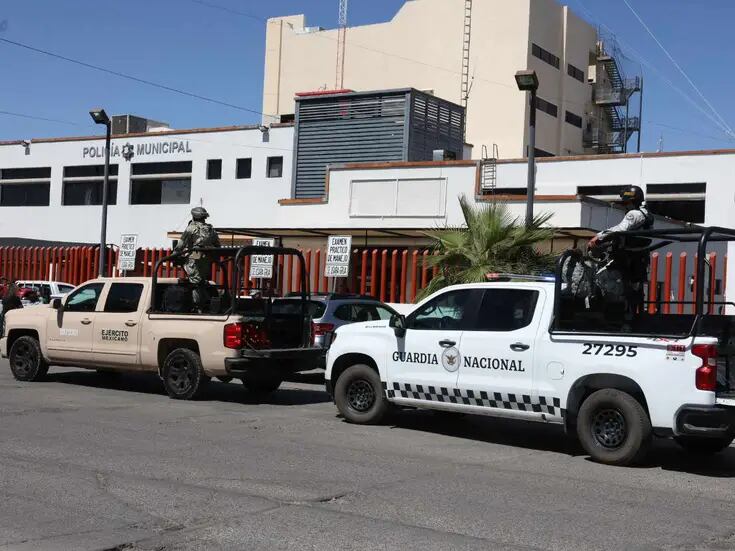 Hermosillo: Agentes municipales capturan a dos traficantes y rescatan a 49 extranjeros en colaboración con la SSP