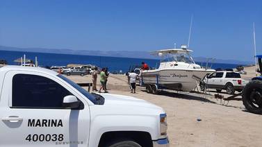 Rescatan a 4 personas tras hundirse embarcación en Bahía de Kino