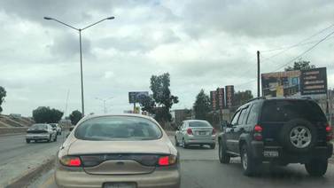 Provoca tránsito lento zanja de la Cespt en Vía Rápida Oriente en Tijuana