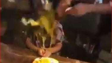 Golpean a niño con huevos y le destrozan el pastel en su cumpleaños mientras él llora