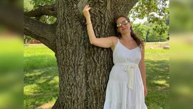 Mujer habla de su "romance erótico" con un árbol gigante: "Estoy perdidamente enamorada"