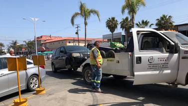 Sindicatura de Rosarito investiga irregularidades en remolque de autos abandonados