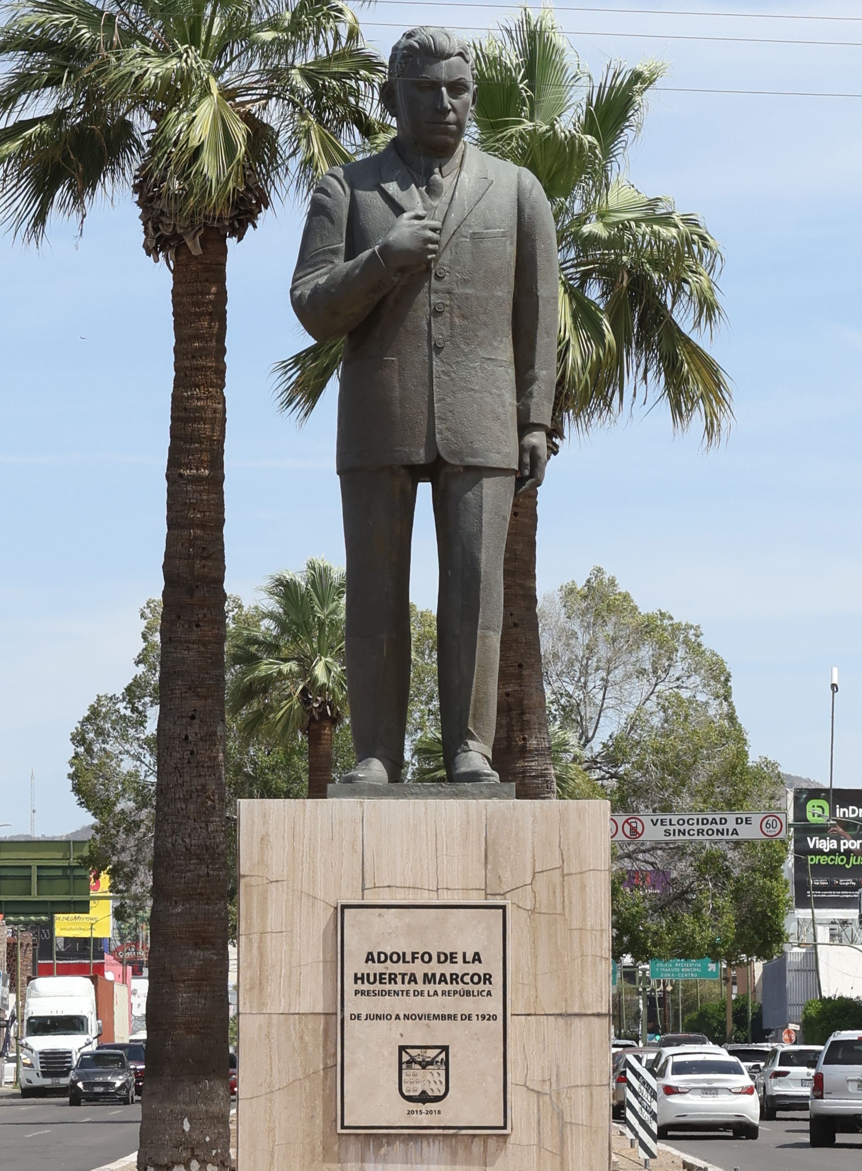 Adolfo de la Huerta Marcor también tiene su estatua; con los años algunas se han
cambiado de lugar y también los materiales de las placas para que no las roben.