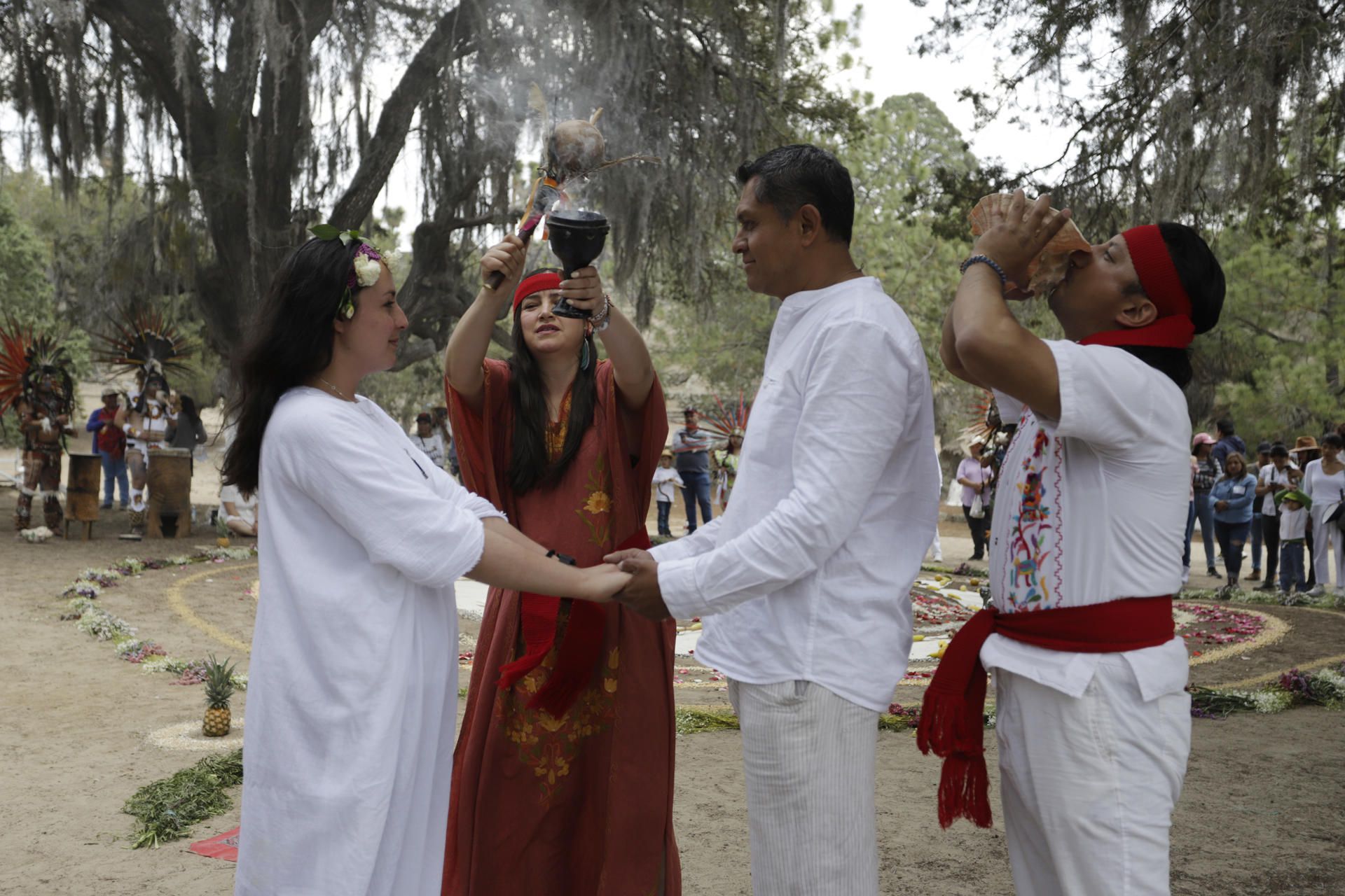 Pareja participa en la iniciación del ritual prehispánico