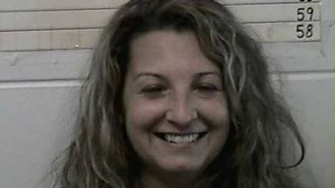 Después de que asesinara a su esposo, mujer sonríe en foto policial