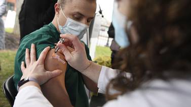 Miles reportan efectos secundarios graves de las vacunas contra el Covid: NYT