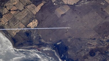 Astronauta capta en fotografía desde la EEI a un avión volando