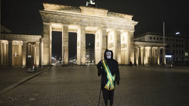 Recorre la ‘parca’ Berlín en protesta de artista brasileño