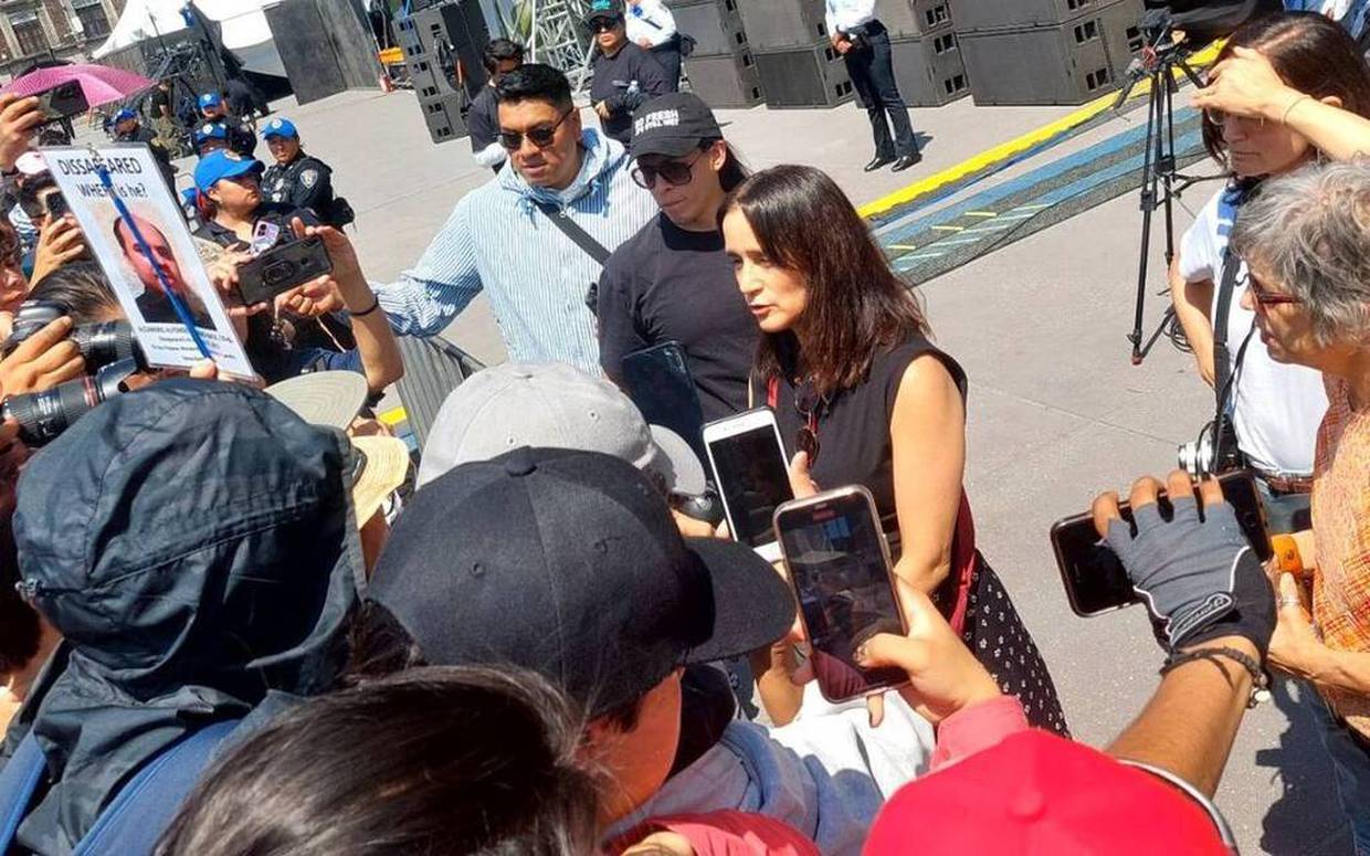 Julieta Vengas en acercamiento a familiares de desaparecidos en el Zócalo antes de su concierto. Twitter: @GlorietaMx