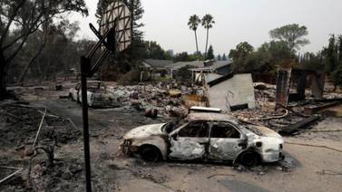 Ordenan miles de evacuaciones por incendios en California