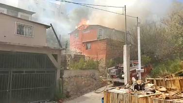 Movilización de bomberos por incendio en vivienda de Nogales