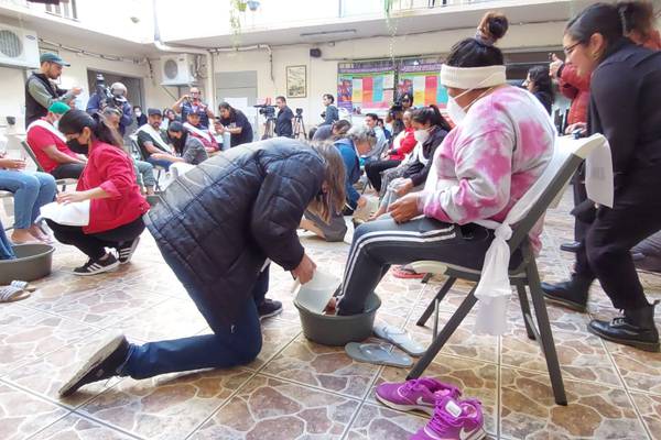 Realizan lavatorio de pies en Casa del Migrante