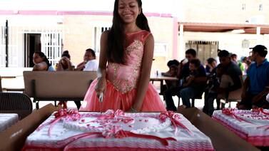 Le hacen quinceañera a joven guatemalteca en la Casa del Migrante