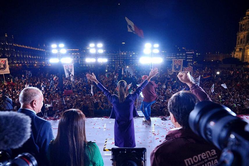 “¡Pre-si-den-ta!”, corean a Sheinbaum en el Zócalo por los resultados del PREP sobre las votaciones.