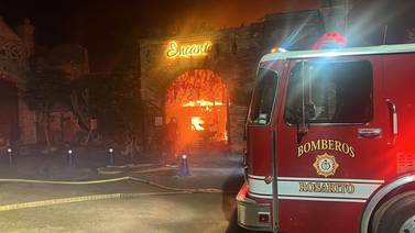 Incendio consume restaurante en Rosarito