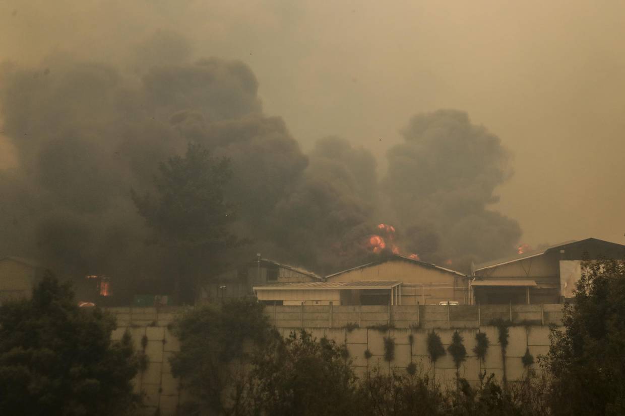 Fotografía que muestra un incendio en zona industrial durante los incendios forestales que afectan Viña del Mar, Región de Valparaiso (Chile). EFE/Ailen Díaz