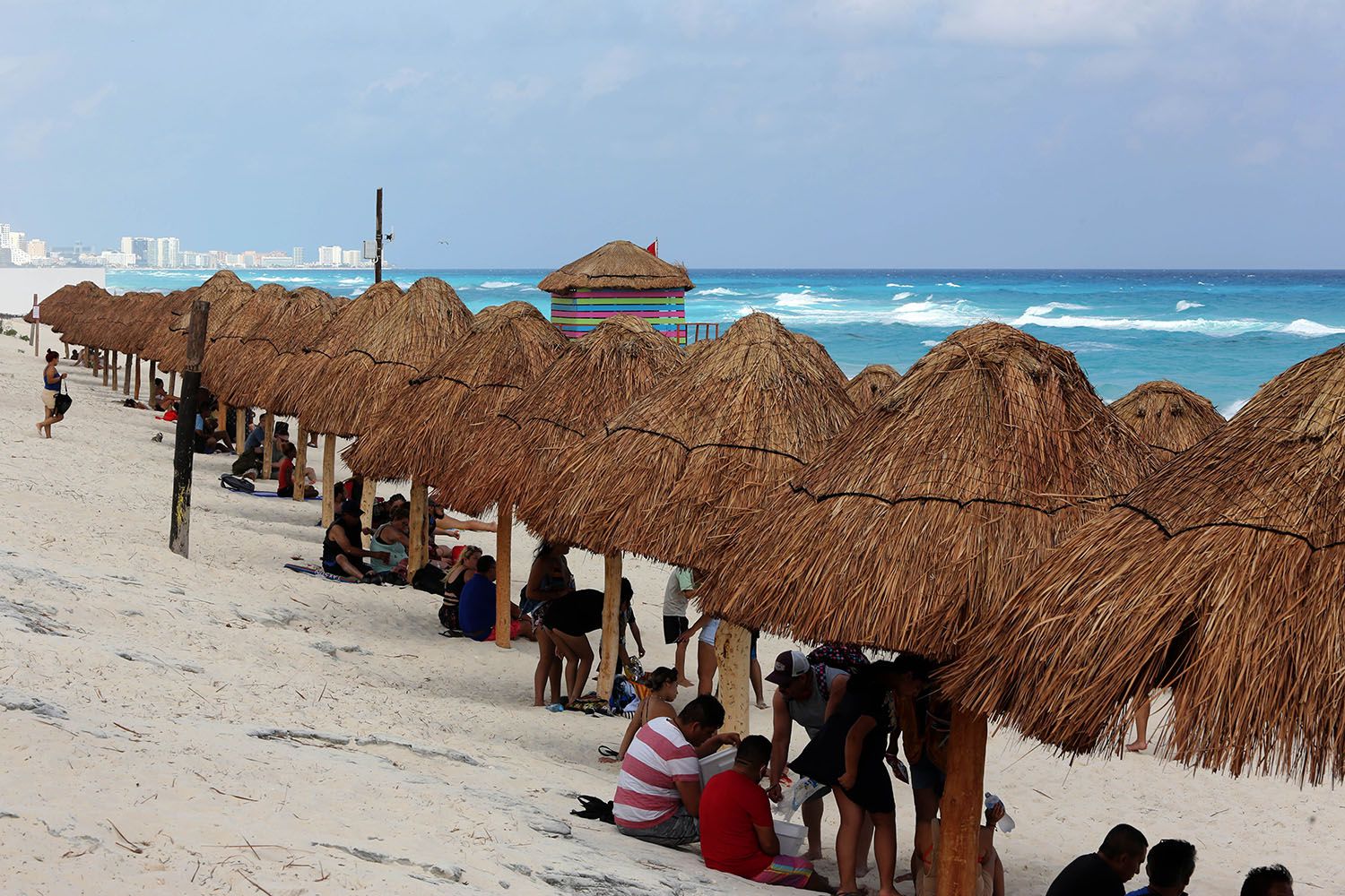 MEX3770. CANCÙN (MÉXICO), 25/01/2021.- Turistas disfrutan de la playa hoy, en Cancún (México). El Gobierno de México prevé, en el mejor escenario, la llegada de 9,22 millones de turistas a hoteles, una ocupación hotelera del 66,5 % e ingresos en centros de hospedaje por 1.065 millones de dólares en el invierno de 2021, la última temporada de este año. EFE/Alonso Cupul
