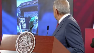 AMLO transmite un video en donde Xóchitl Gálvez rompe una piñata del PRI