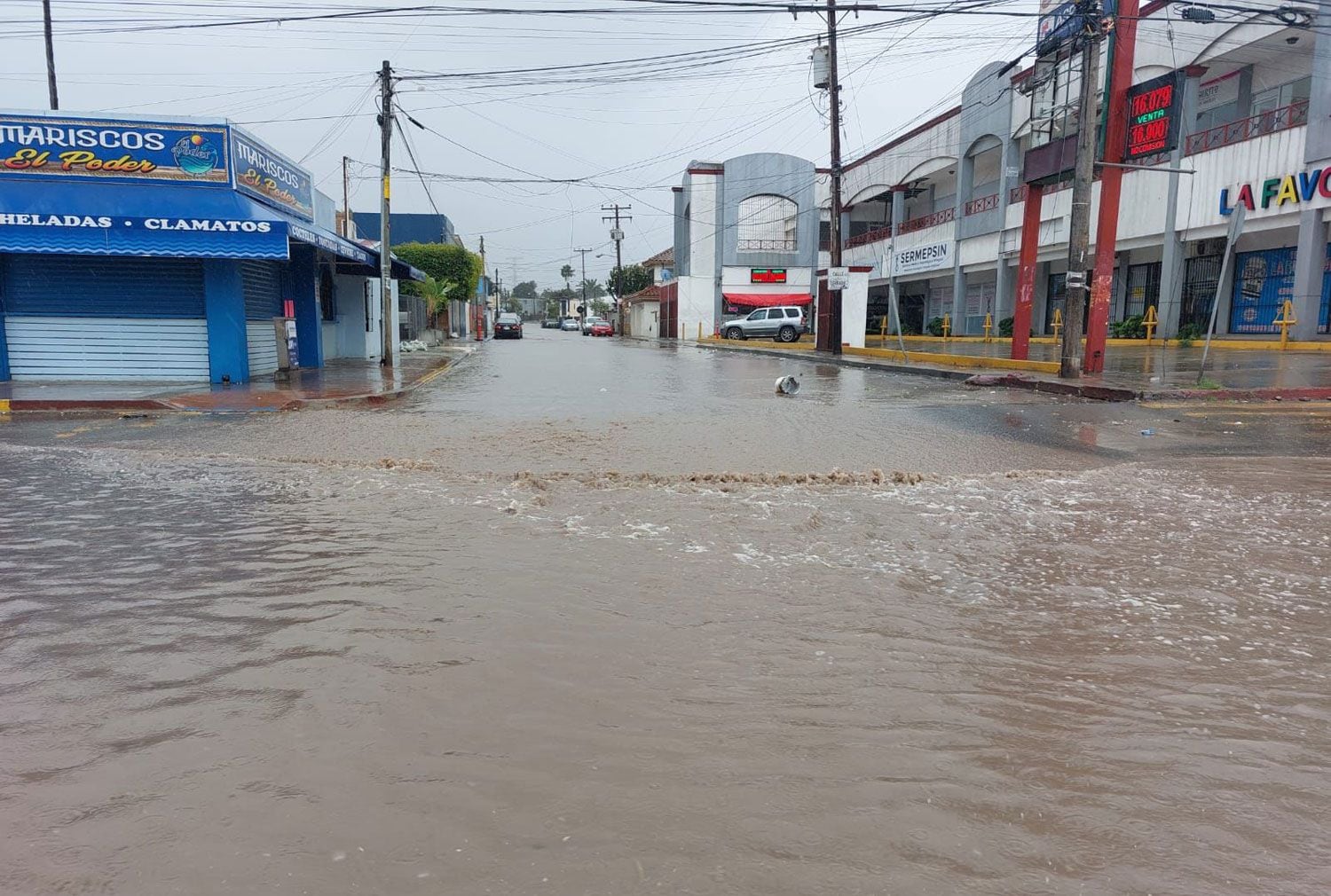 Algunos vialidades aledañas al bulevar Benito Juárez presentan encharcamientos e inundaciones.