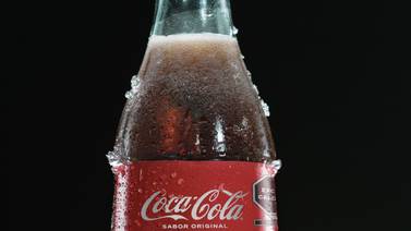 ¿Por qué el refresco de  Coca-Cola  sabe diferente dependiendo de su envase?