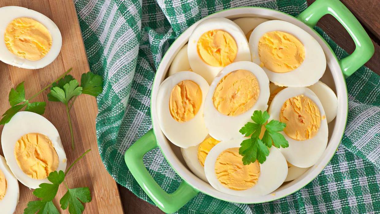 El huevo cocido es saludable para tu dieta.