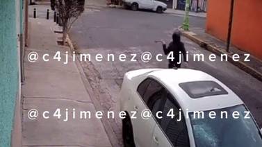 Video: Mujer destroza auto de su examiga con un martillo en la CDMX