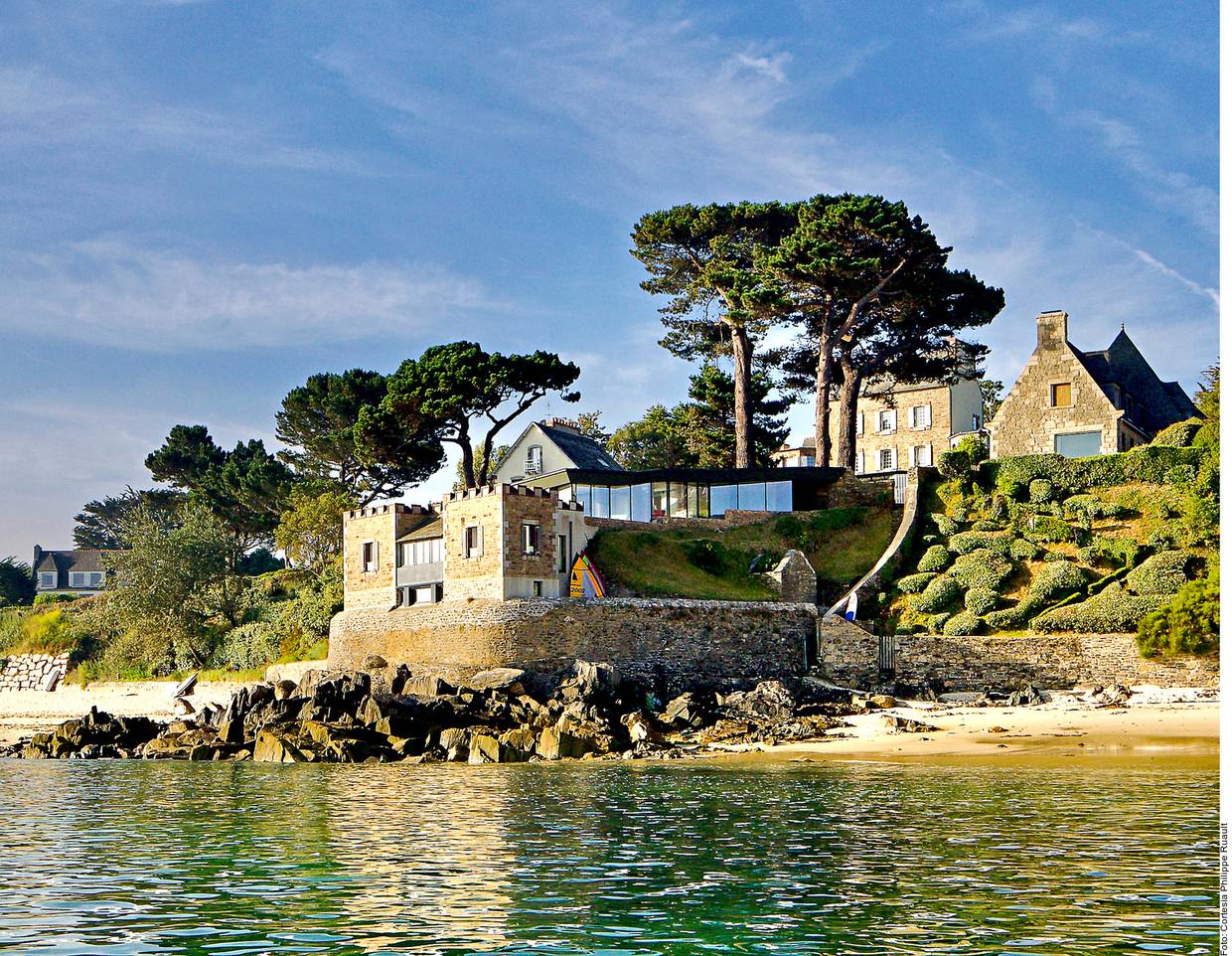 Uno de los últimos proyectos residenciales de la arquitecta Odile Decq, localizado en Bretaña, Francia, justo en la costa norte, se sitúa al final de una punta rocosa entre dos grandes playas con una vista de 180 grados hacia el mar.