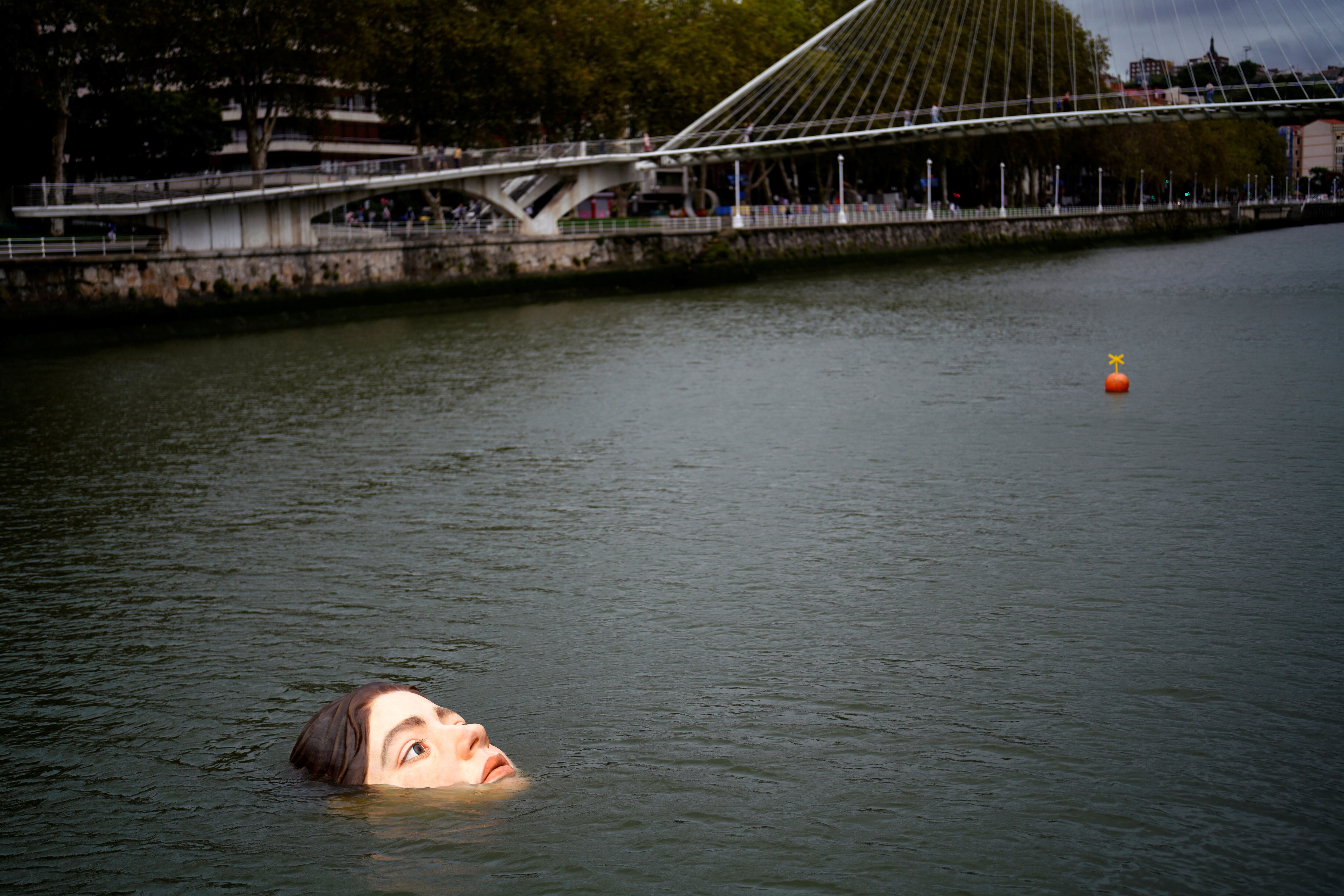 Una escultura de fibra de vidrio titulada 'Bihar' (Mañana en euskera), del artista hiperrealista mexicano Rubén Orozco, está sumergida en el río Nervión en Bilbao, España,  27 septiembre 2021.
REUTERS/Vincent West