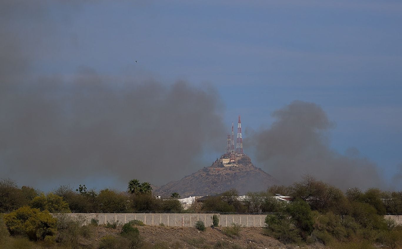 El día de ayer apenas se alcanzaba a ver el icónico cerro de la Campana entre el humo que emanó del incendio de maleza y basura. FOTO: ELEAZAR ESCOBAR