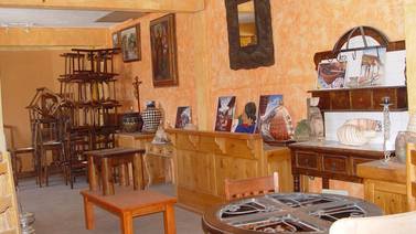 Falta de turismo 'pega' a muebleros y artesanos de Rosarito