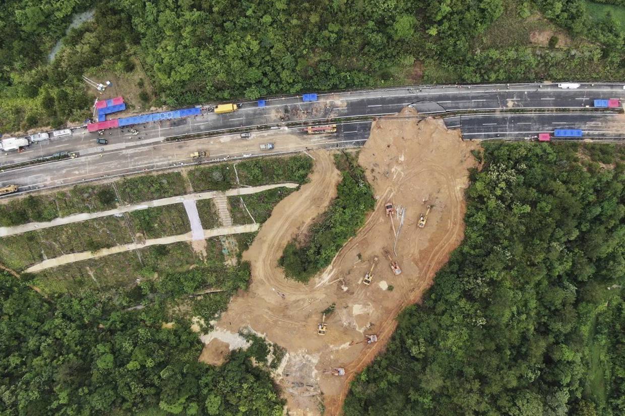 En esta fotografía aérea publicada por la agencia de noticias Xinhua, trabajadores de rescate en el lugar de una sección colapsada de una carretera en la autopista Meizhou-Dabu en Meizhou, provincia de Guangdong, en el sur de China, el 2 de mayo de 2024. (Wang Ruiping/Xinhua vía AP)